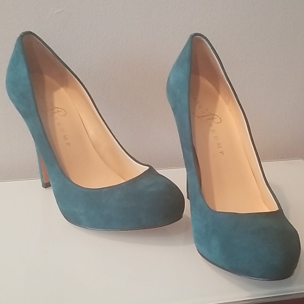 Emerald green pump